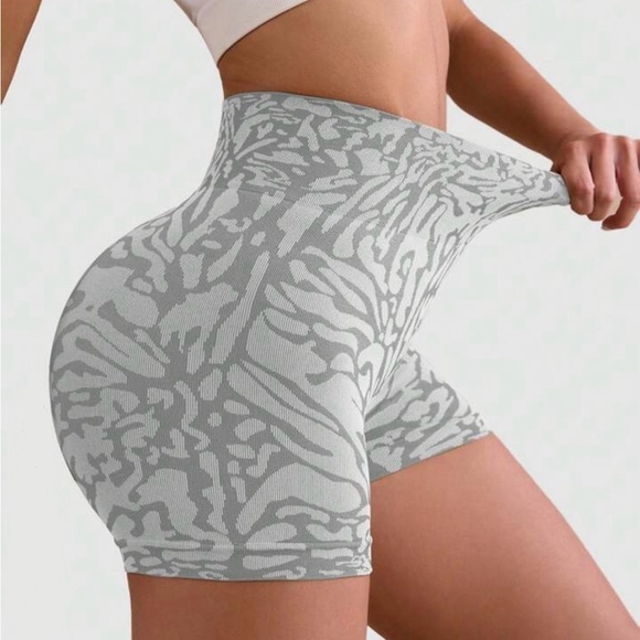 Seamless Sports Shorts - Picture 2 of 5